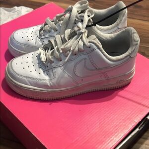 Nike air White Leather Low-Top Athletic Sneakers